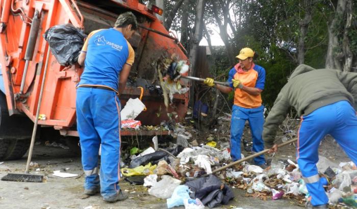 la ONG Tacurú realizando la limpieza del espacio