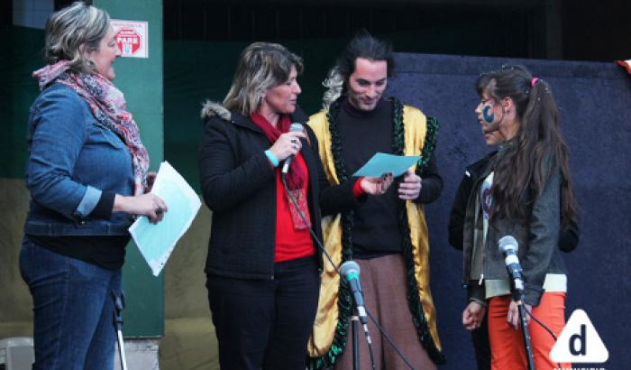 Entrega certificado al tallerista de teatro por la alcaldesa Sandra Nedov