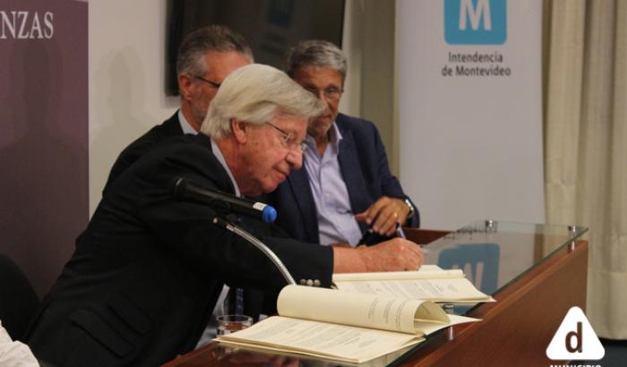Ministro de economía y finanzas, Danilo Astori, firmando convenio