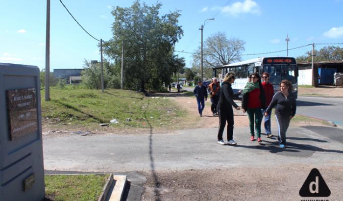 El recorrido pasando por la placa a Julio Suárez