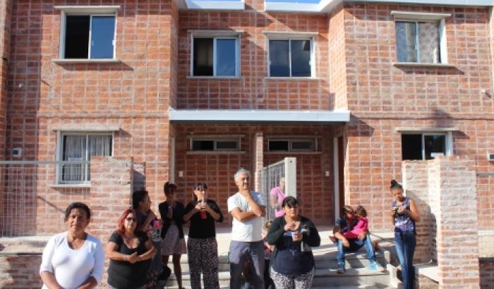 las familias esperando la entrega de llaves de sus nuevas viviendas