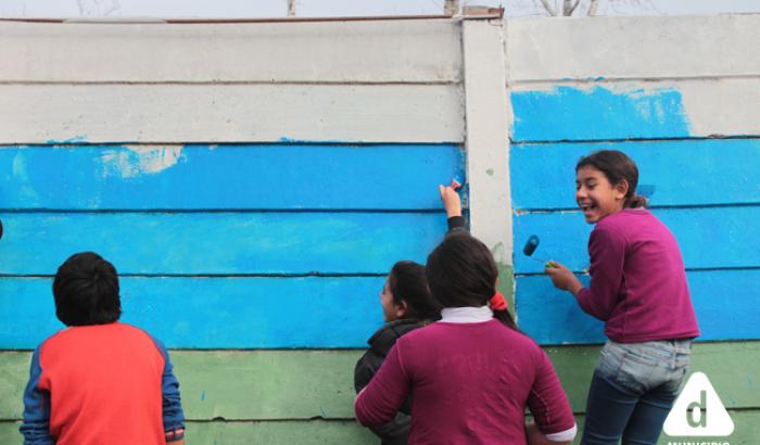 Pintando el muro de la escuela Nº 248