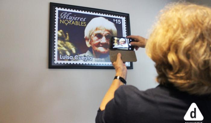 Carmena sacando una foto al sello homenaje a Luisa Cuesta