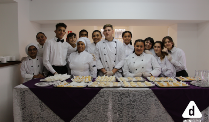 Estudiantes del curso de gastronomía de la Escuela Técnica