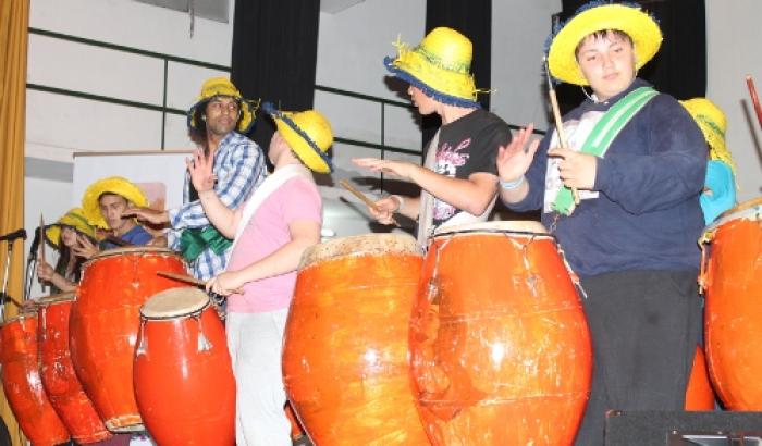 cuerda de tambores del Centro Cultural Guyunusa